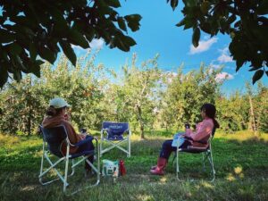りんご農園で休憩する農家さん