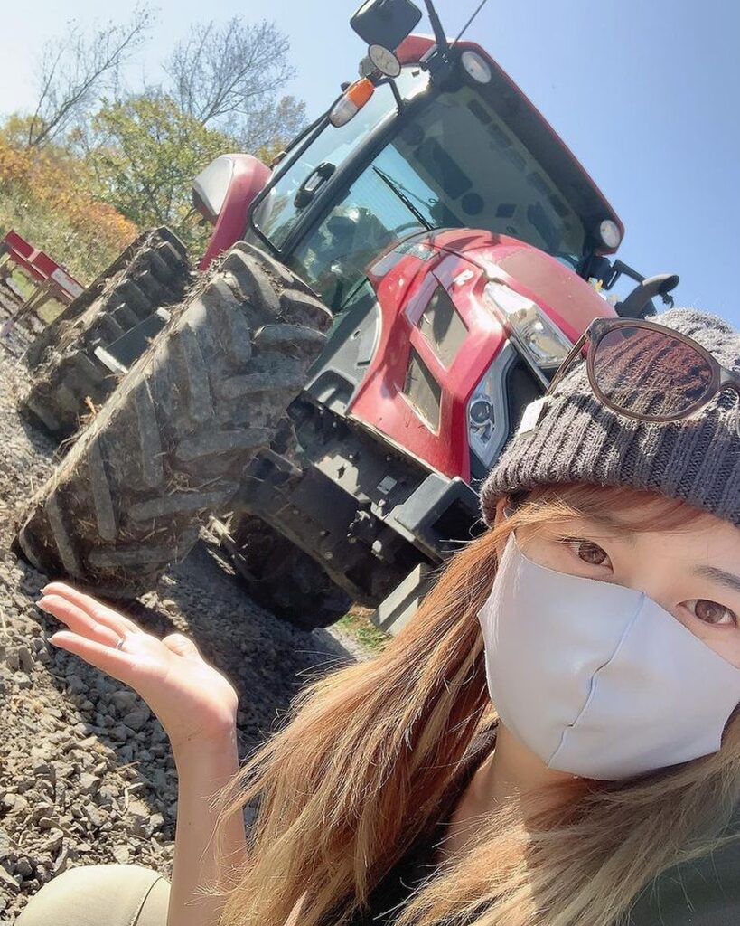 農家　トラクター 女性