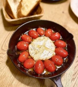 ミニトマトレシピ２.アイコと丸ごとカマンベールチーズのアヒージョ