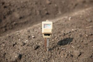 農家の土作り：土の酸度を酸度計で計る
